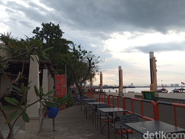 Kafe ini menghadap langsung ke pantai, suasana matahari terbenam sangan romantis di sini. Kalau tak mau makan berat, traveler bisa pilih menu snack yang tak kalah enak dan ramah di kantong. Foto: Bonauli/detikcom Kafe ini menghadap langsung ke pantai, suasana matahari terbenam sangan romantis di sini. Kalau tak mau makan berat, traveler bisa pilih menu snack yang tak kalah enak dan ramah di kantong. Foto: Bonauli/detikcom