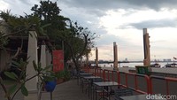 Kafe ini menghadap langsung ke pantai, suasana matahari terbenam sangan romantis di sini. Kalau tak mau makan berat, traveler bisa pilih menu snack yang tak kalah enak dan ramah di kantong. Foto: Bonauli/detikcom