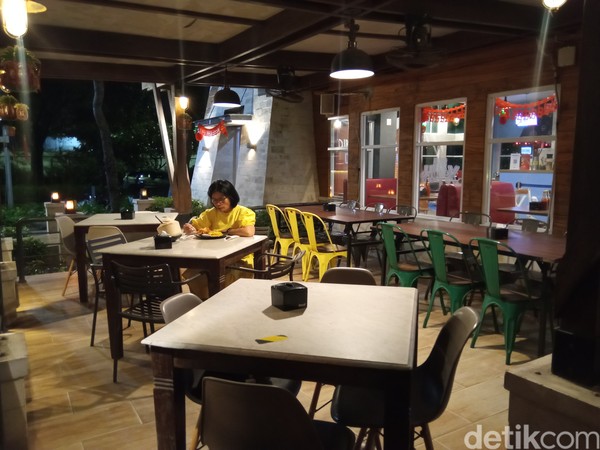 Kapasitas kafe ini cukup besar, 86 pengunjung. Tapi jangan salah, kafe ini ramai di akhir pekan, pengunjung bisa tak dapat tempat. Apalagi di area outdoor yang langsung menghadap ke laut, jarang kosong. Foto: Bonauli/detikcom