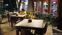 Kapasitas kafe ini cukup besar, 86 pengunjung. Tapi jangan salah, kafe ini ramai di akhir pekan, pengunjung bisa tak dapat tempat. Apalagi di area outdoor yang langsung menghadap ke laut, jarang kosong. Foto: Bonauli/detikcom
