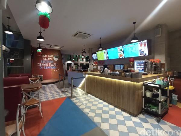 Meski nama-nama menu ini sudah tidak nyeleneh, tapi Kafe Hoax tetap ramai oleh pengunjung. detikTravel pun penasaran dan mencoba untuk mereview tempat nongkrong ini. Foto: Bonauli/detikcom Meski nama-nama menu ini sudah tidak nyeleneh, tapi Kafe Hoax tetap ramai oleh pengunjung. detikTravel pun penasaran dan mencoba untuk mereview tempat nongkrong ini. Foto: Bonauli/detikcom