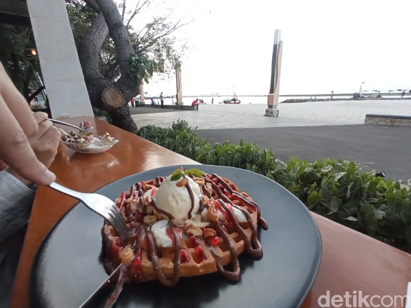 Ada waffle choco banana yang renyah dengan saos stoberi dan kacang. Porsinya lumayan dan harganya Rp 45 ribu saja. Cocok untuk ngemil menikmati sunset. Foto: Bonauli/detikcom Ada waffle choco banana yang renyah dengan saos stoberi dan kacang. Porsinya lumayan dan harganya Rp 45 ribu saja. Cocok untuk ngemil menikmati sunset. Foto: Bonauli/detikcom