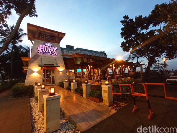 Kafe Hoax berada persis di depan Pantai Ancol ke arah utara. Nama kafe ini memang cukup nyeleneh, ya. Foto: Bonauli/detikcom