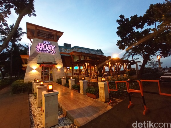 Kafe Hoax berada persis di depan Pantai Ancol ke arah utara. Nama kafe ini memang cukup nyeleneh, ya. Foto: Bonauli/detikcom Kafe Hoax berada persis di depan Pantai Ancol ke arah utara. Nama kafe ini memang cukup nyeleneh, ya. Foto: Bonauli/detikcom