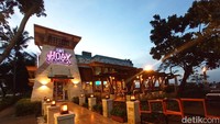 Kafe Hoax berada persis di depan Pantai Ancol ke arah utara. Nama kafe ini memang cukup nyeleneh, ya. Foto: Bonauli/detikcom