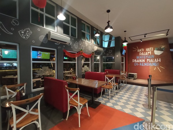 Ternyata konsep kafe ini adalah gimik nyelenehnya. Semua dimulai dari menu makanannya, mulai dari sop iga dinosaurus sampai es Antartika. Nama menu hoax ini bikin pengunjung antre. Namun sayang, itu hanya bertahan 3 bulan saja. Foto: Bonauli/detikcom Ternyata konsep kafe ini adalah gimik nyelenehnya. Semua dimulai dari menu makanannya, mulai dari sop iga dinosaurus sampai es Antartika. Nama menu hoax ini bikin pengunjung antre. Namun sayang, itu hanya bertahan 3 bulan saja. Foto: Bonauli/detikcom