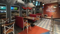 Ternyata konsep kafe ini adalah gimik nyelenehnya. Semua dimulai dari menu makanannya, mulai dari sop iga dinosaurus sampai es Antartika. Nama menu hoax ini bikin pengunjung antre. Namun sayang, itu hanya bertahan 3 bulan saja. Foto: Bonauli/detikcom
