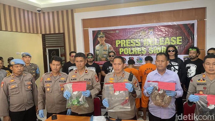 Kapolres Sidrap, AKBP Erwin Syah (tengah) merilis hasil penangkapan pelaku penikaman di salah satu THM Sidrap.