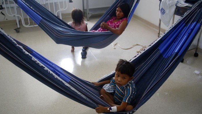Yanomamis rest in hammocks at the Santo Antonio Children's Hospital, in Boa Vista, Roraima state, Brazil, Thursday, Jan 26, 2023. Brazil's government declared a public health emergency for the Yanomami people in the Amazon, who are suffering from malnutrition and diseases such as malaria. (AP Photo/Edmar Barros)