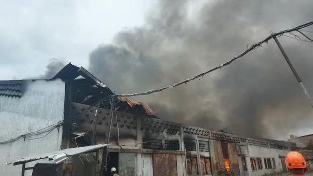 Gudang Pabrik di Jakbar Terbakar, 15 Mobil Damkar Dikerahkan