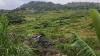 Lokasi pembuatan lesung dan ini berada di tengah-tengah pedesaan.