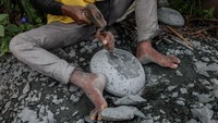 Perajin dapat membuat 5-6 lesung dan alu dalam satu hari kerja.