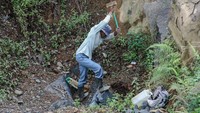 Seorang perajin memahat batu di kawasan perbukitan di Bogor, Jawa Barat, Kamis (26/1/2023).