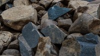 Penampakan batu-batu yang diambil oleh pekerja dari kawasan perbukitan di Bogor untuk membuat lesung dan alu.