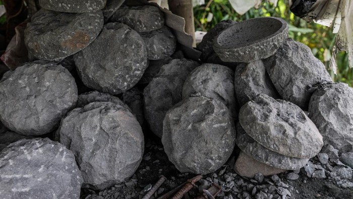 Kerajinan Lesung dan Alu Tradional Ini Sudah Merambah ke Pasar Asia Lho Lesung dan alu tradional dibuat oleh penduduk desa di Bogor ini sudah tersebar di seluruh Indonesia dan pasar Asia. Harganya mulai dari Rp 10.000-Rp 30.000.