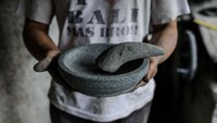 Penampakan lesung dan alu yang sudah jadi. Alat penghalus tradisional yang umumnya dikenal di Indonesia ada tiga, yaitu cobek, lesung, dan lumpang. Cobek dikenal sebagai wadah untuk membuat aneka sambal. Cobek juga berfungsi untuk menghancur-lumatkan rempah-rempah (baik rempah bumbu masakan maupun rempah jamu). Sementara lesung dan lumpang lebih banyak digunakan untuk bahan-bahan yang keras dan dalam jumlah yang lebih banyak, seperti padi, kopi, dan gaplek (ketela yang dikeringkan).