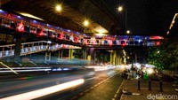 Saat malam hari, lampu menyala di Skywalk Kebayoran Lama yang membuat tampilannya semakin eye catching.
