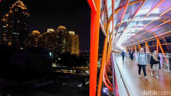 Skywalk Kebayoran Lama adalah jembatan penghubung halte TransJakarta dengan Stasiun Kebayoran Lama. Bangunan ini memiliki panjang 500 meter.
