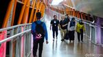 Keren, Kelap-kelip Lampu Skywalk Kebayoran Lama di Malam Hari