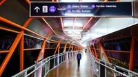 Namun lift dari halte TransJakarta seberang SMAN 29 Jakarta belum bisa digunakan.  