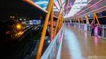 Keren, Kelap-kelip Lampu Skywalk Kebayoran Lama di Malam Hari