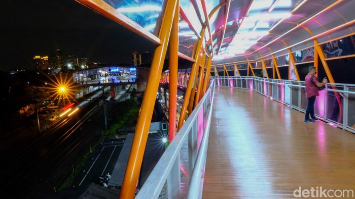 Keren, Kelap-kelip Lampu Skywalk Kebayoran Lama di Malam Hari Skywalk Kebayoran Lama sudah diresmikan dan bisa digunakan warga. Skywalk terpanjang di Jakarta ini semakin terlihat keren saat malam hari.