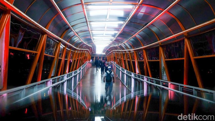 Keren, Kelap-kelip Lampu Skywalk Kebayoran Lama di Malam Hari Skywalk Kebayoran Lama sudah diresmikan dan bisa digunakan warga. Skywalk terpanjang di Jakarta ini semakin terlihat keren saat malam hari.