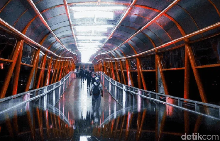 Keren, Kelap-kelip Lampu Skywalk Kebayoran Lama di Malam Hari