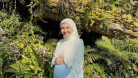 Kesha Ratuliu tampil cantik saat memamerkan kandungannya yang telah berusia 5 bulan. Ini adalah kehamilan kedua untuknya dan disambut sangat bahagia. Foto: Instagram @kesharatuliu05