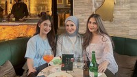 Tak hanya bersama suami, tapi Kesha Ratuliu juga sering kulineran bersama para sahabat. Ini momen mereka ketika makan cantik di kafe. Foto: Instagram @kesharatuliu05