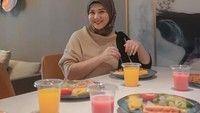 Momen kuliner Kesha juga tampak di restoran lain. Ia terlihat  menikmati jus dan menu sarapan, berupa roti panggang, omelet, dan salad. Foto: Instagram @kesharatuliu05