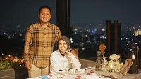 Romantisnya Kesha dan Adhi saat makan malam bersama di restoran dengan pemandangan kota yang indah. Meja mereka juga dihiasi bunga untuk mengesankan romantis. Foto: Instagram @kesharatuliu05