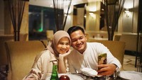 Pasangan muda ini juga pernah makan malam romantis di sebuah restoran. Ini momen mereka ketika pose berdua. Foto: Instagram @kesharatuliu05