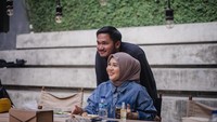 Momen kebersamaan mereka juga sering terlihat saat kulineran. Kesha dan Adhi terlihat makan bersama di sebuah restoran. Foto: Instagram @kesharatuliu05