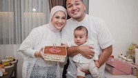 Mereka juga tampak mesra ketika merayakan ulang tahun. Kesha dan Adhi berpose dengan tiramisu yang lezat. Foto: Instagram @kesharatuliu05