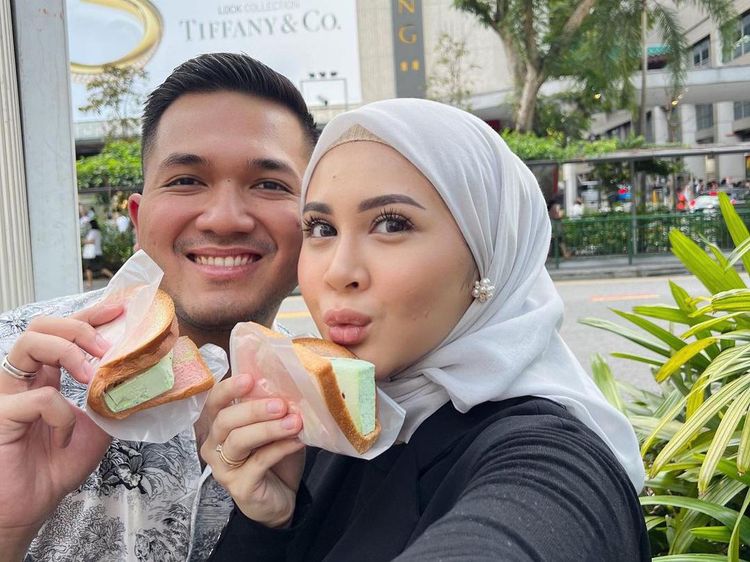 Romantis! Ini Potret Kesha Ratuliu dan Sang Suami Saat Kulineran