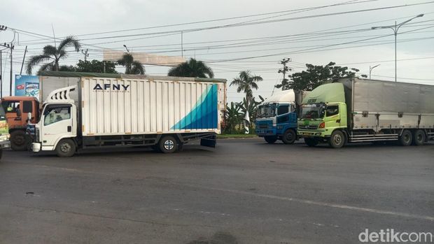 Kondisi jalan Pantura Pati-Rembang di Widorokandang, Pati, macet, Jumat (27/1/2023) sore.