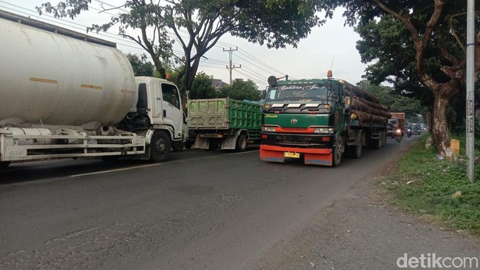 Kondisi jalan Pantura Pati-Rembang di Widorokandang, Pati, macet, Jumat (27/1/2023) sore.