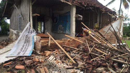 Kondisi rumah warga roboh akibat hujan deras disertai angin di Banjar Yeh Mekecir, Desa Dangin Tukadaya, Kecamatan Jembrana, Kabupaten Jembrana, Bali, Jumat (27/1/2023).