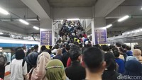 Keluh Kesah Kondisi Stasiun Manggarai: Sempit, Tiang Kegedean!