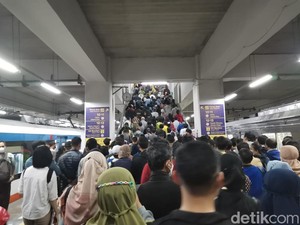 Keluh Kesah Kondisi Stasiun Manggarai: Sempit, Tiang Kegedean!