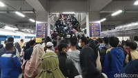 Situasi Stasiun Manggarai Jam Pulang Kerja Hari Ini, Masih Horor?