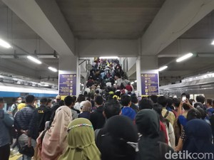 Lautan Penumpang KRL di Manggarai dan Tn Abang Pagi Tadi, Ini Penjelasan KCI