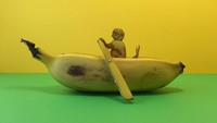 Dengan handal, Danliang merubah satu buah pisang menjadi perahu, lengkap dengan ukiran monyet yang tengah mendayung. Kreatif, ya? Foto: Instagram @mundane_matters