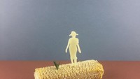  Di atas batang jagung, Danliang menghadirkan miniatur wanita mengenakan topi yang tengah berjalan di ats butiran jangung. Foto: Instagram @mundane_matters