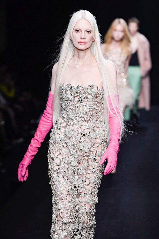 Lahir Pennsylvania, Amerika Serikat, 58 tahun lalu, Kristen McMenamy bukan nama baru di industri mode. Ia telah menggeluti profesi model sejak era 80-an dan menikmati kesuksesan bersama rekan sejawatnya seperti Naomi. Campbell dan Cindy Crawford. Sampai sekarang pun ia masih eksis di berbagai fashion week dunia. (Foto: Gamma-Rapho via Getty Images/Victor VIRGILE)