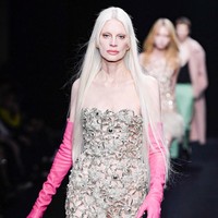 Lahir Pennsylvania, Amerika Serikat, 58 tahun lalu, Kristen McMenamy bukan nama baru di industri mode. Ia telah menggeluti profesi model sejak era 80-an dan menikmati kesuksesan bersama rekan sejawatnya seperti Naomi. Campbell dan Cindy Crawford. Sampai sekarang pun ia masih eksis di berbagai fashion week dunia. (Foto: Gamma-Rapho via Getty Images/Victor VIRGILE)