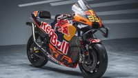 Livery motor 2023 buat Jack Miller dan Brad Binder bisa dibilang tidak mengalami perubahan signifikan. Warna oranye, hitam, dan logo ‘banteng’ Red Bull. Sekilas hanya terdapat perbedaan pada undercowl karena mendapatkan kelir putih dari sponsor baru. Foto: KTM