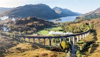 Berikutnya, ada Skotlandia. Skotlandia juga masih menggunakan kereta uap. Kereta uap Jacobite ini pun muncul sebanyak tiga kali lho dalam film Harry Potter. Getty Images
