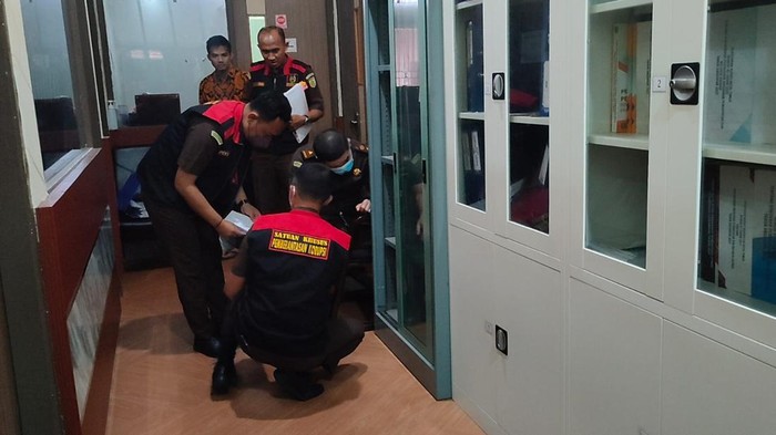 Kejati Kaltim saat melakukan penggeledahan di BPKAD Kutim.